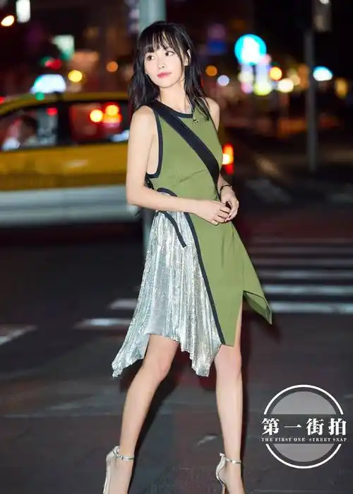 女神的街拍照片,白色衬衫外搭灰色西装,牛仔短裤搭配红色高跟凉鞋