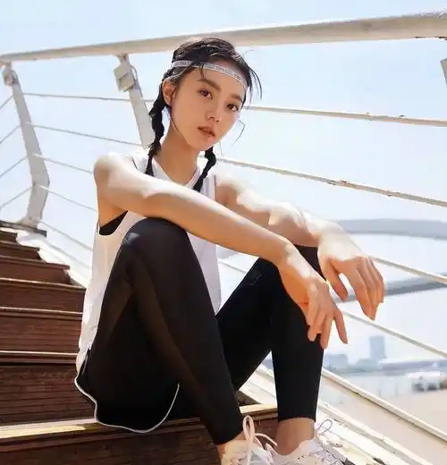 赵今麦的颜真挺受欢迎的就算穿着简单的运动装也很有魅力