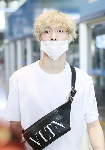 张艺兴金色头发造型,你可以吗?给打几分呢?