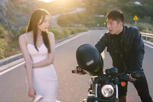 热巴恋情再添新锤上节目黄景瑜提前候场听女方唱歌歌词似告白