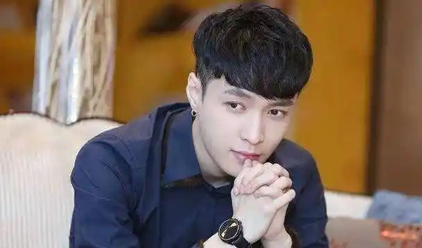 不仅如此一向与女艺人保持距离的张艺兴还主动帮张雪迎宣传她的新电影