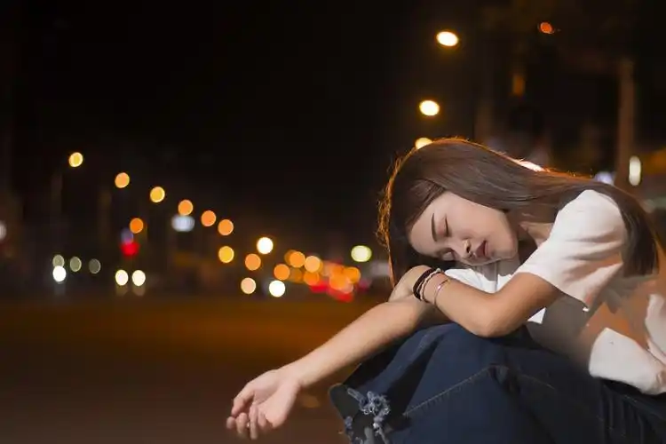 城市路灯下女生背影图片