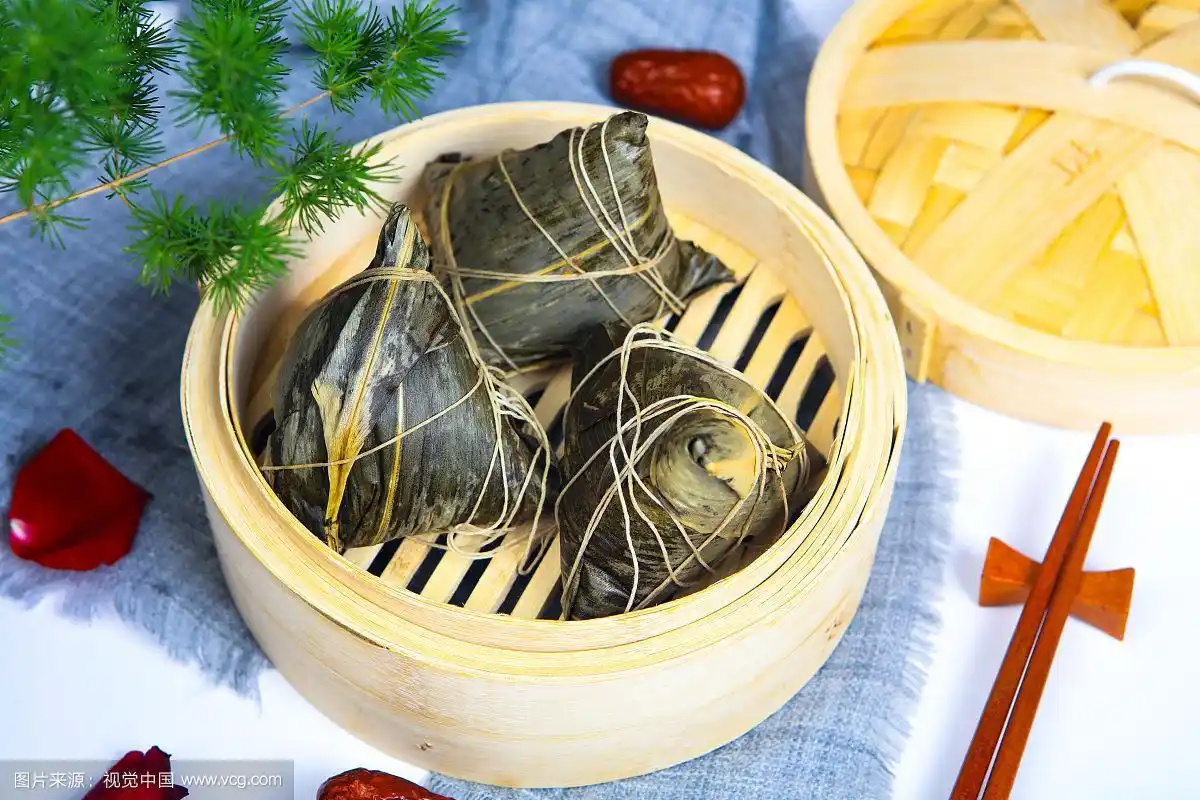 三个粽子摆放在笼屉里