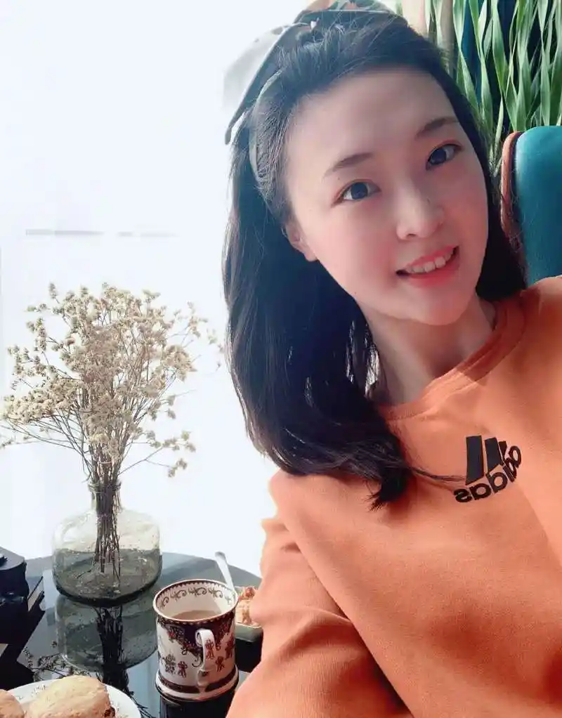 也会经常在社交媒体上发布自己平时的生活照,虽然依旧是待在家中,但是