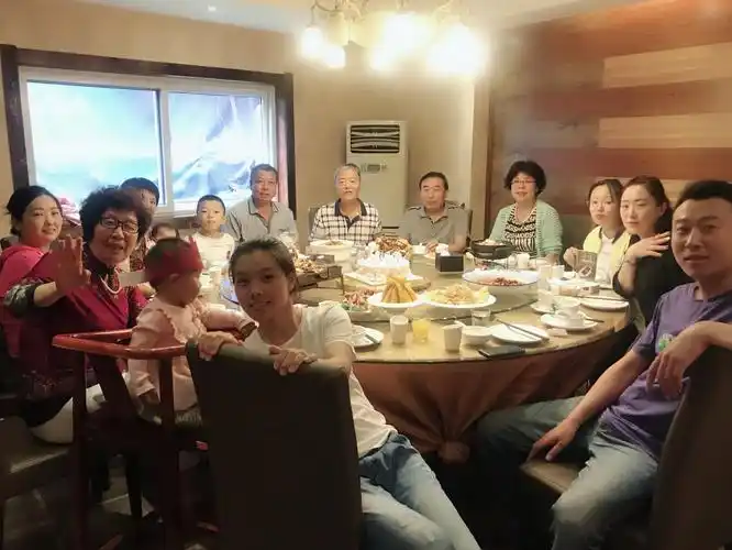 大家欢聚在新盛新饭店,为她庆贺 写美篇大家在给婉唱生日歌曲.