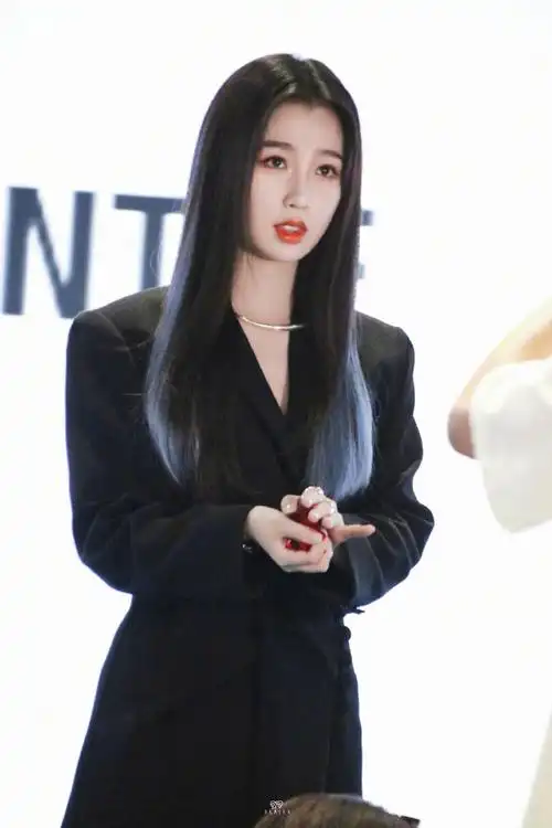 虞书欣虞美人#虞书欣今日份活动饭拍蓝色挑染直发,黑色露腰西装,今天