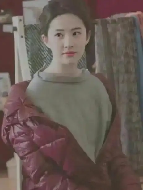 36岁刘亦菲亮相新作发布会,粗壮大白腿引热议,网友:目测110斤