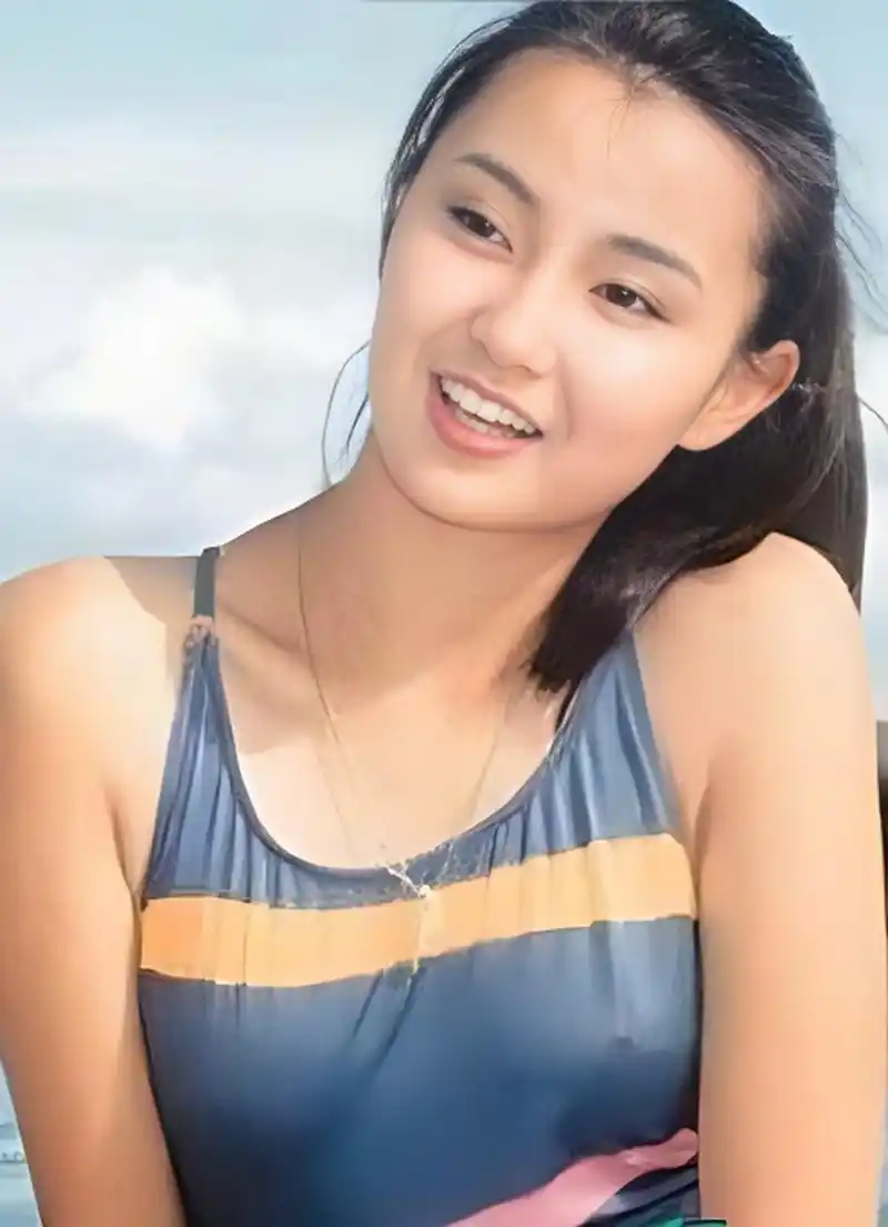 17岁时的张曼玉,身着泳装,身材曼妙,洋溢着青春和清纯的气息.