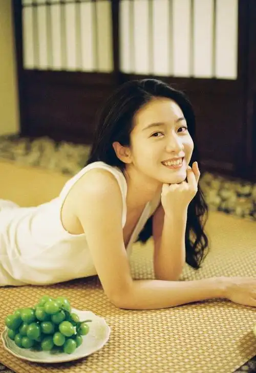 张雪迎夏日白色背心小清新私服写真组图