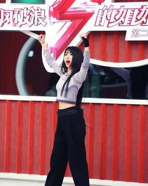 原创李菲儿为秀身材拼了故意穿黑色无痕衣出镜别说还真挺显瘦