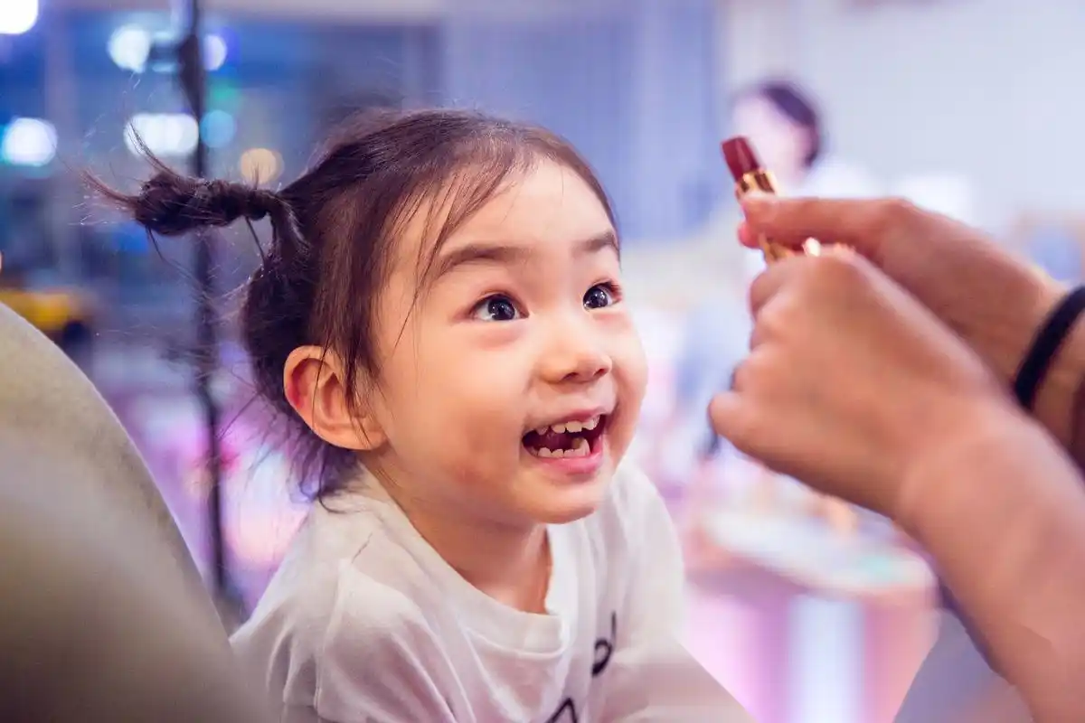 【戚薇 女儿】不得不说,基因真的很强大,lucky这古灵精怪的样子,也是