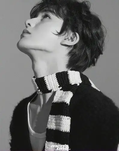 朱正廷黑白大片