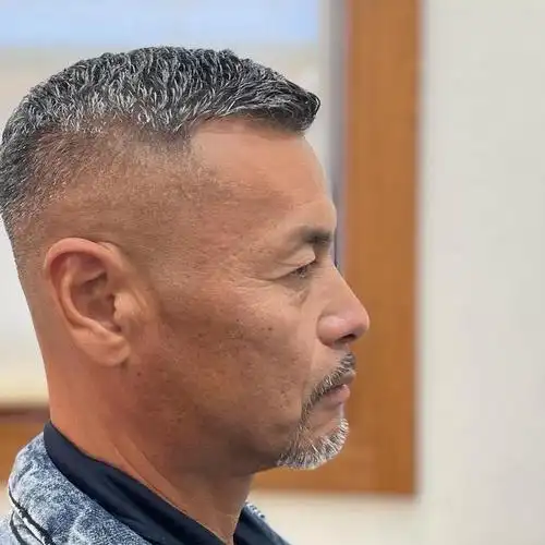 一个适合个人气质和面部特点的发型能够展现出独特的个性和魅力.