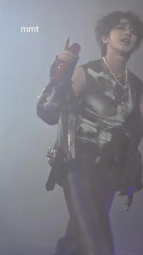 起猛了看到胸肌了  @蔡徐坤        91/@猪咪牌宽粉-i背头版