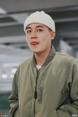 欧豪戴白帽似小和尚,微微一笑展"轻蔑微笑杀"