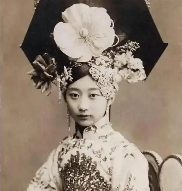 晚清最美格格王敏彤,本名完颜童记,满洲镶黄旗人.其父立贤是军 - 抖音