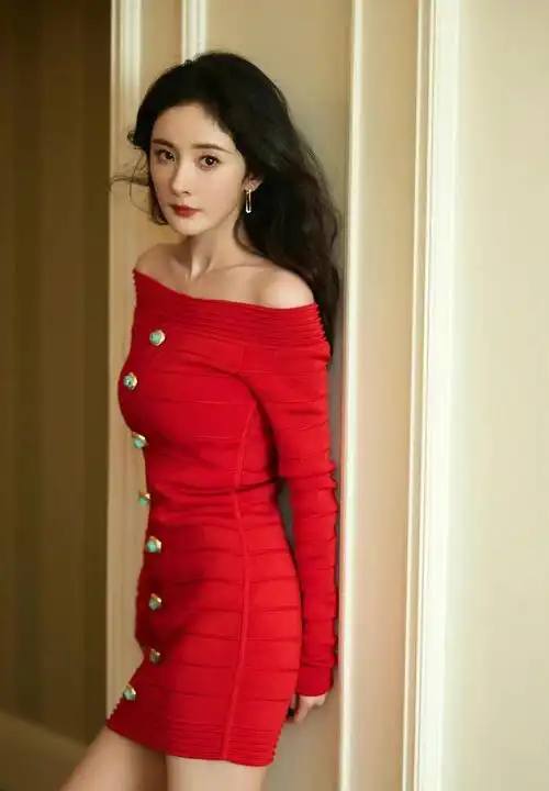 杨幂直播look好绝,一袭红色紧身裙性感火辣,尽显女性魅力