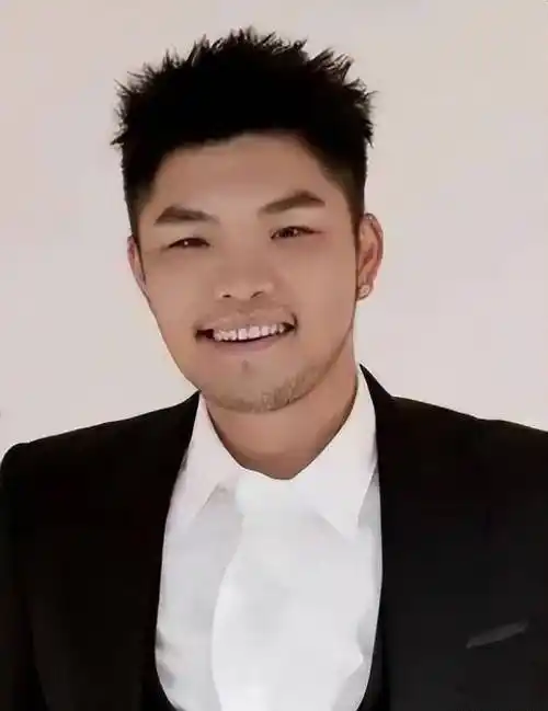 苏有朋周杰伦的五官单看起来都不帅,小小的单眼皮,鼻梁也不