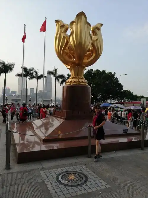 6米高的铜像"永远盛开的紫荆花"寓意香港永远繁荣昌盛.