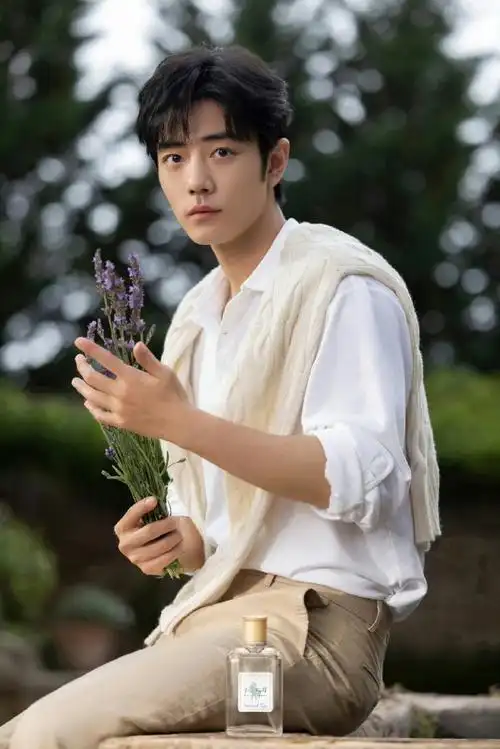 肖战披肩造型##肖战看起来香香的#肖战好帅啊,白色衬衣文艺青陌啊