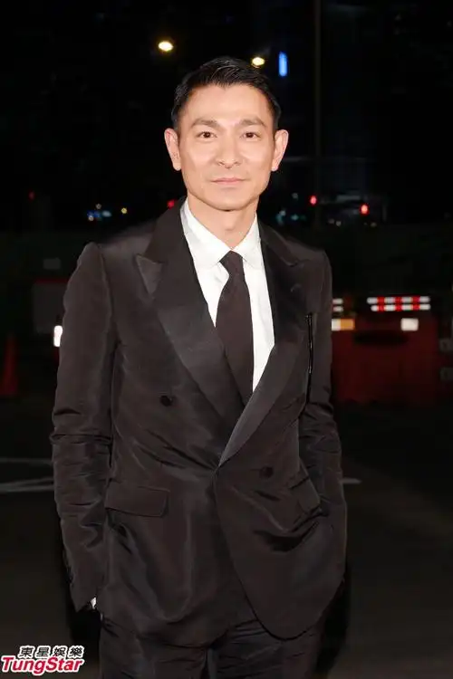 刘德华一袭黑西装亮相 风度翩翩尽显成熟魅力