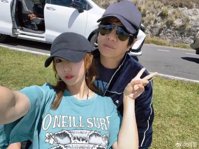 刘芸分享旅行美照,依偎在郑钧怀中超甜蜜,肤白貌美惹人爱_生活_李小璐