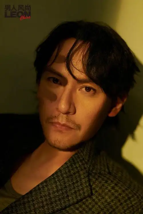 张震登leon男人风尚四月刊封面依旧沉稳帅气