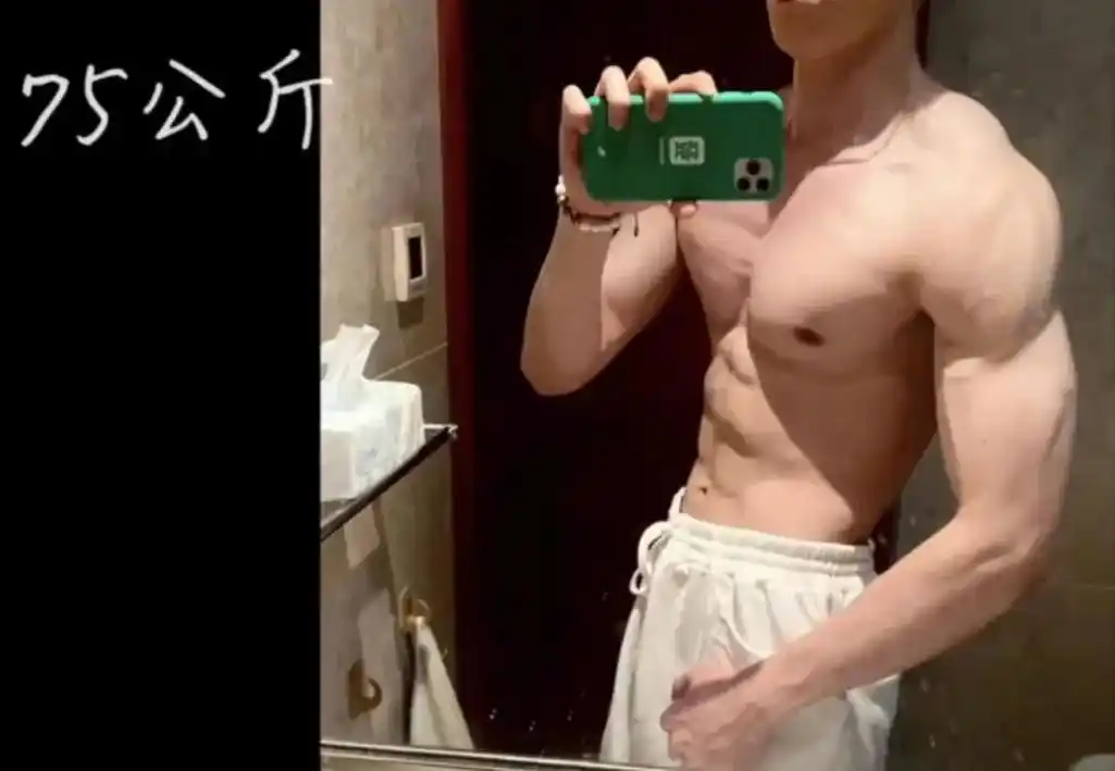 白敬亭脱衣秀八块腹肌,像极吃"伟哥"的猛男!你怎么变这样了