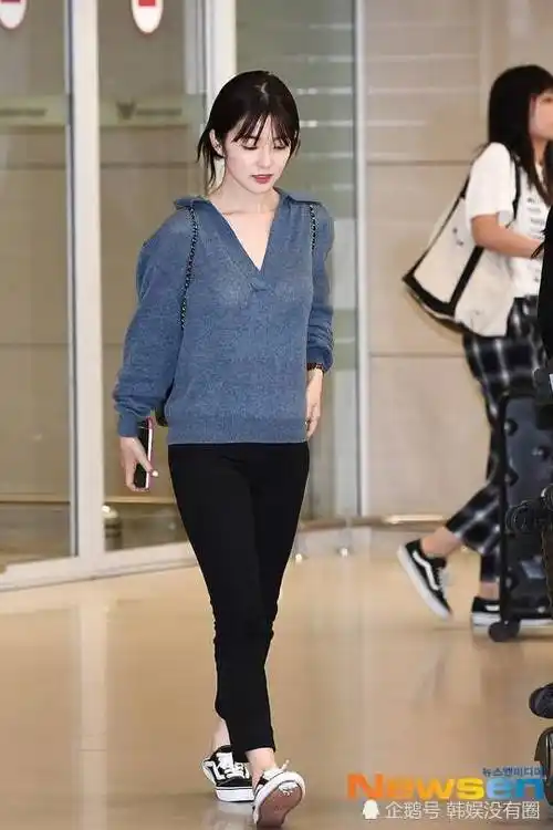 清纯美爆发!redvelvet 裴珠泫"机场照"宛若大学生