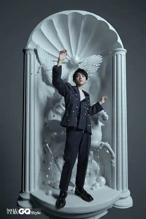 王俊凯登《gq》2020秋冬刊封面大片