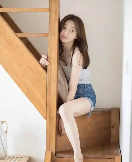 秦岚的牛仔短裤,展现自然美的时尚搭配_风格_方面_效果