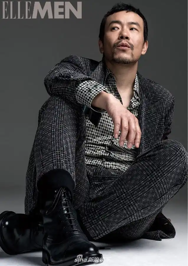 廖凡登封西装革履尽显硬汉气质 眼神沉郁释放熟男魅力