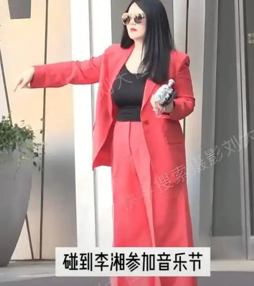 48岁李湘现身长沙街头,夏天穿西装不怕热,疑胖至160斤