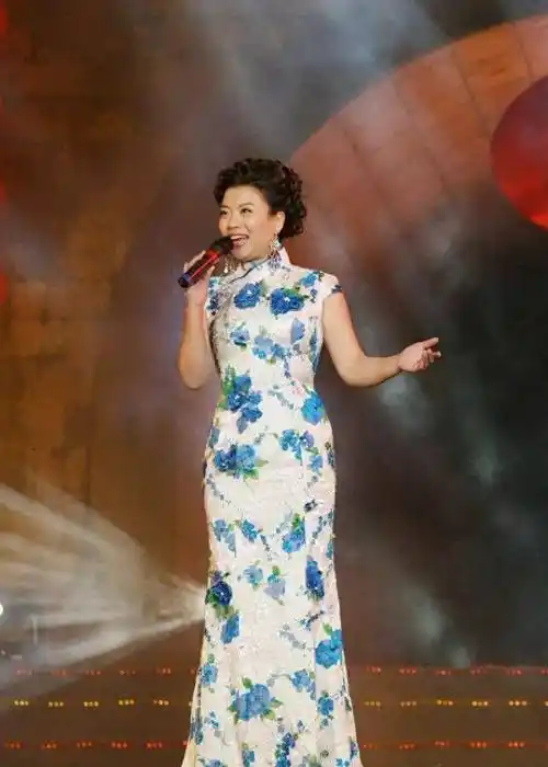 低调多年的她,不靠网红脸凭借歌声,被捧成国民偶像_张也_旗袍_设计