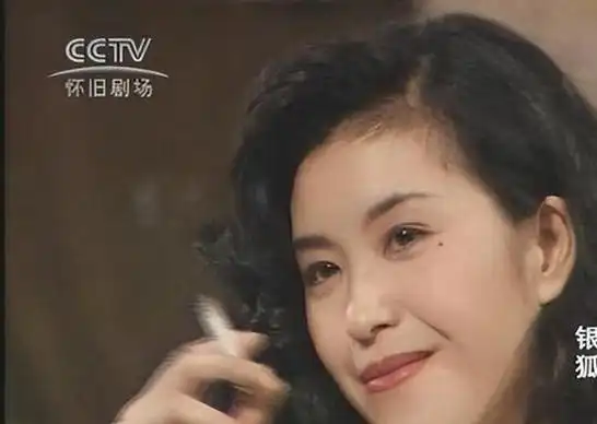 这场在14岁发生的校园欺凌,让伍咏薇经历了人生的跌宕起伏,但她最终