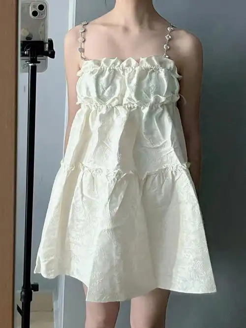 这个小裙子很好看,也挺有质感的,链子也挺重,不是那种劣质.