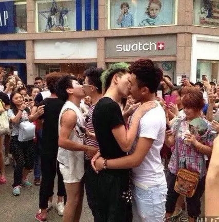 成都春熙路办男男接吻大赛 现场火爆 [视频]