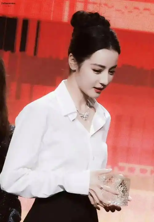 迪丽热巴在时尚芭莎盛典上穿着的蓝色鱼尾裙之所以如此漂亮,是因为它