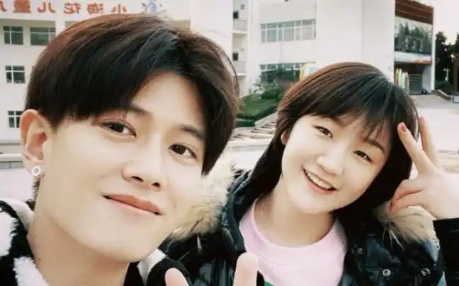 任嘉伦和陈梦合影我好羡慕啊,一个是我追的人,一个是我追的人喜欢的人