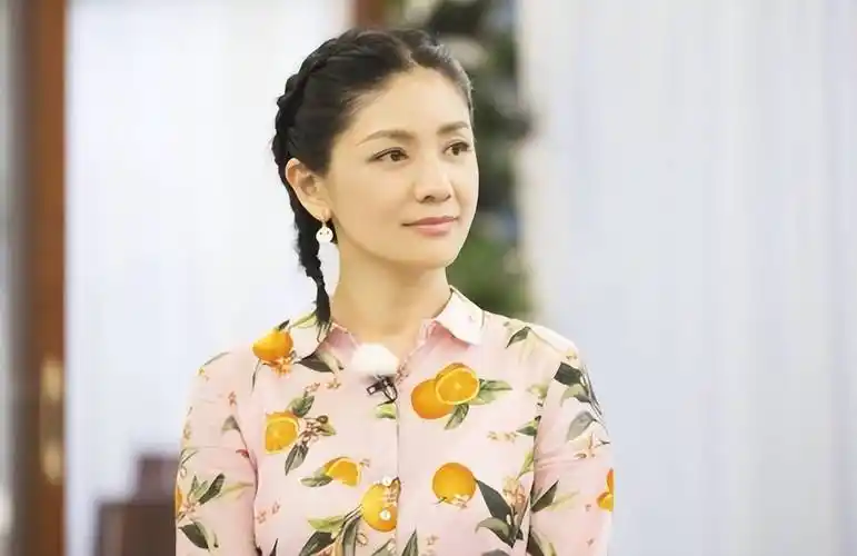 48岁胡可换了蜈蚣辫发型年轻10岁穿衬衫裙凉鞋时髦又减龄