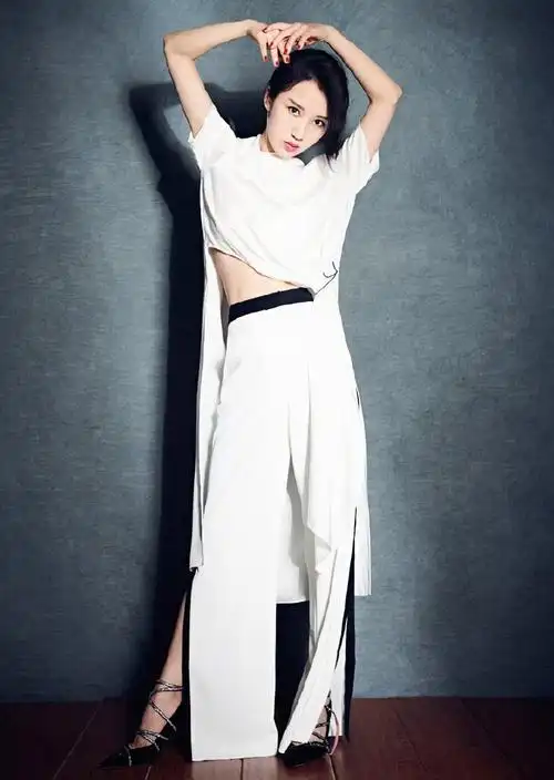 女演员李念性感优雅迷人时尚写真