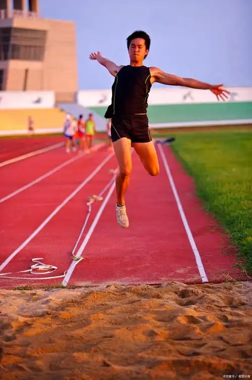 在跳远比赛中,运动员需要掌握一定的动作要领才能取得最佳成绩.