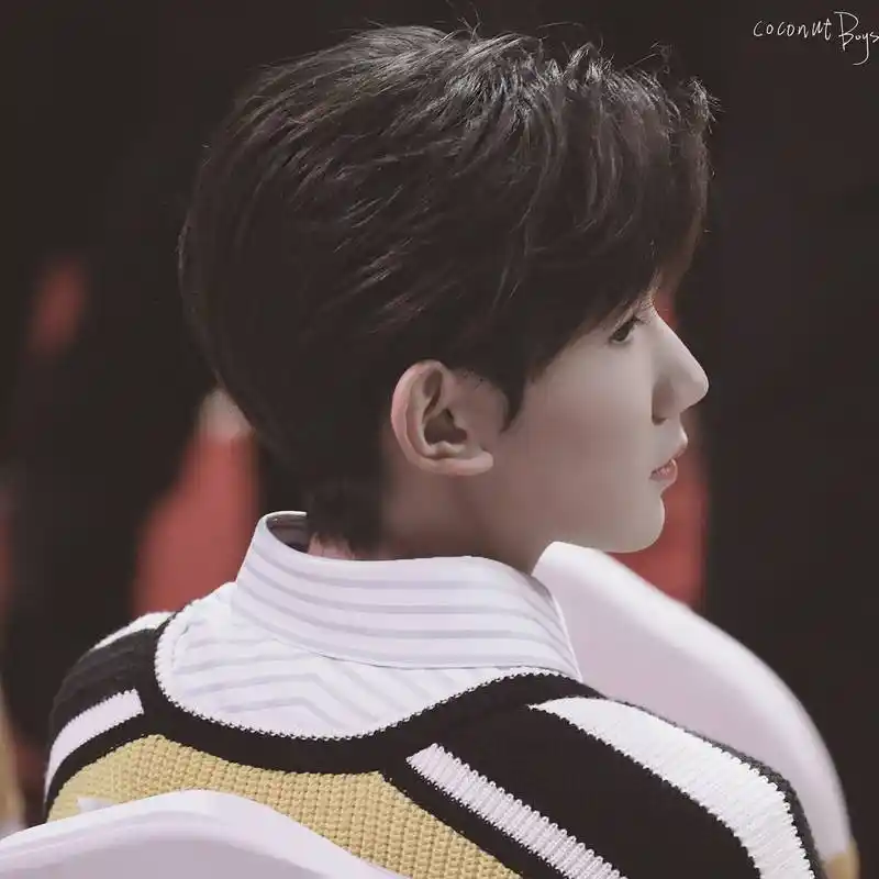 【王源侧颜】  我爱的少年,拥有这世界上最英俊的侧脸.