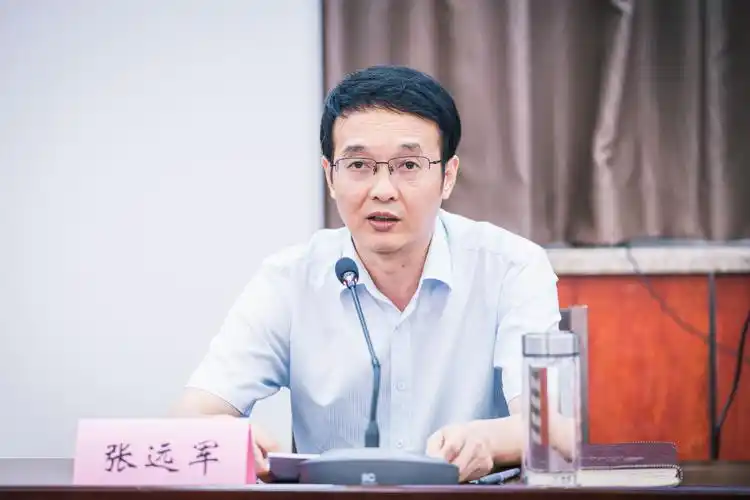 学校疫情防控领导小组常务副组长,校党委常委,副校长张远军主持桌面