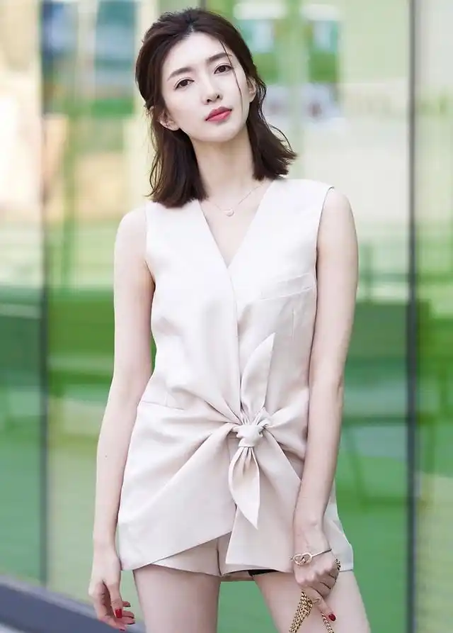 《恋爱先生》女主江疏影上演美腿杀,胡歌曾经最爱她