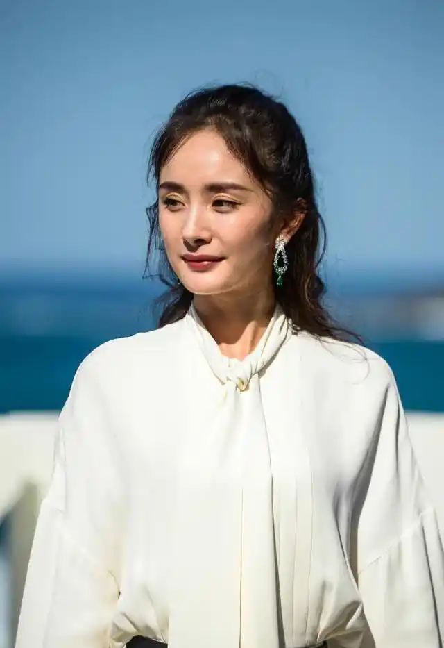 杨幂未修图曝光,面黄肌瘦鹰钩鼻,丑哭了!网友:手才是亮点!