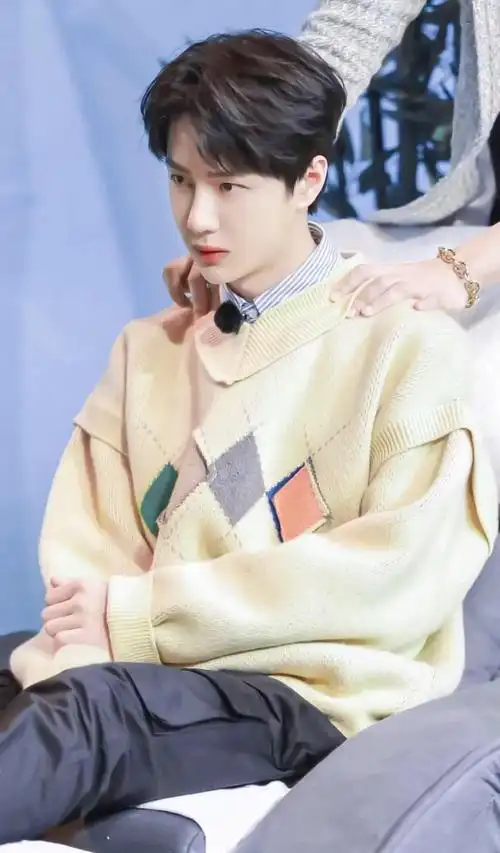 王一博综艺展厨艺,刘诗诗宅女爱看书 全能小王子王一博不仅频频出现在