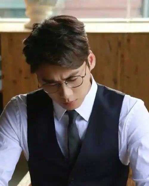 娱乐圈戴眼镜自带斯文败类气场的男明星,最后一个众望所归_胡歌_陈伟