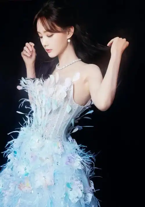 孟记者的扮演者李一桐漂亮