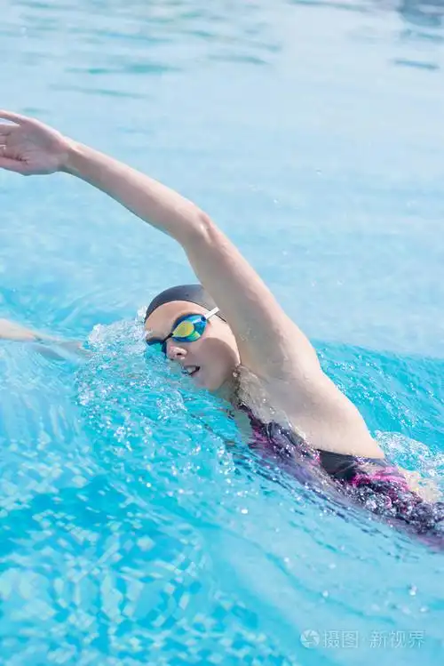 游泳自由泳样式的护目镜的女人照片-正版商用图片1ib30d-摄图新视界
